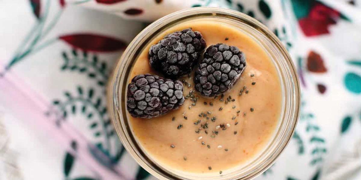 طرز تهیه اسموتی ویتامین سی با میوه‌های پاییزی