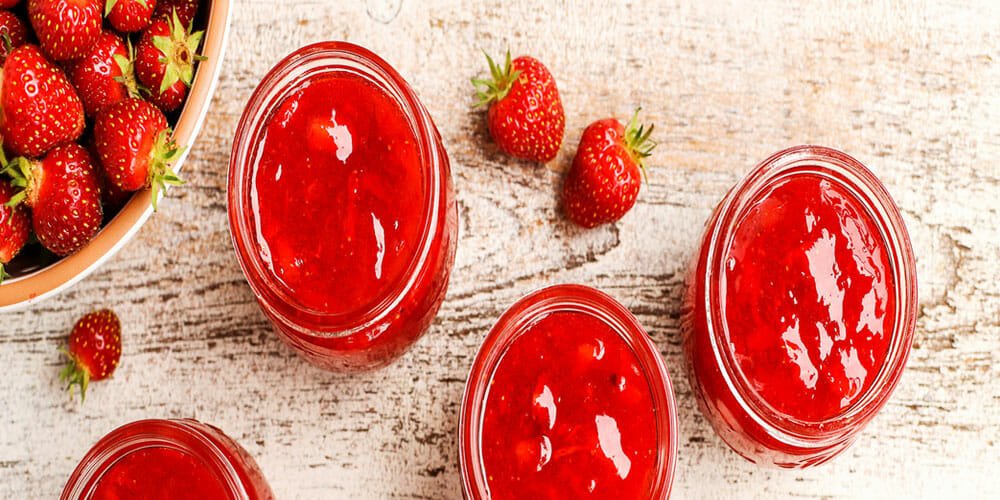 طرز تهیه ژله توت فرنگی حباب‌دار