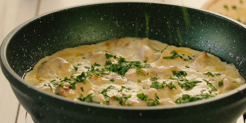 طرز تهیه خوراک مرغ خامه بادامی همراه ویدیو