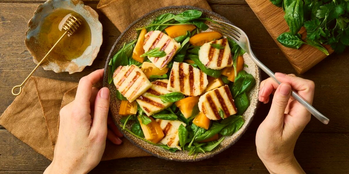 ۳ راه ساده برای طعم‌دار کردن و پخت پنیر کبابی کاله