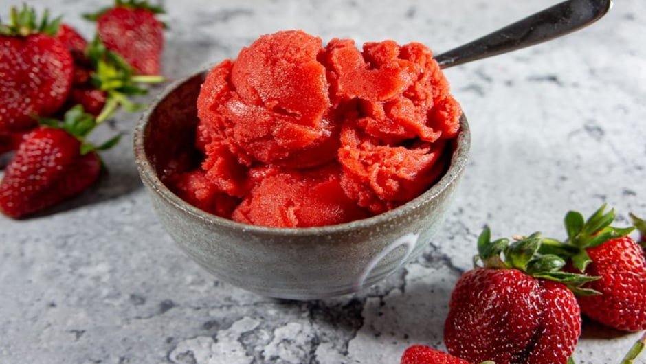 طرز تهیه شربت توت فرنگی خانگی بدون مربا