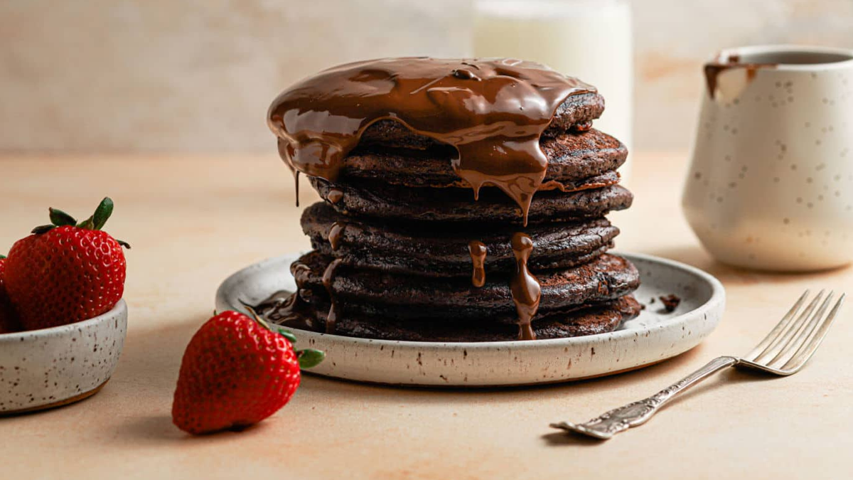 طرز تهیه پنکیک شکلاتی حرفه‌ای و پف دار برای صبحانه