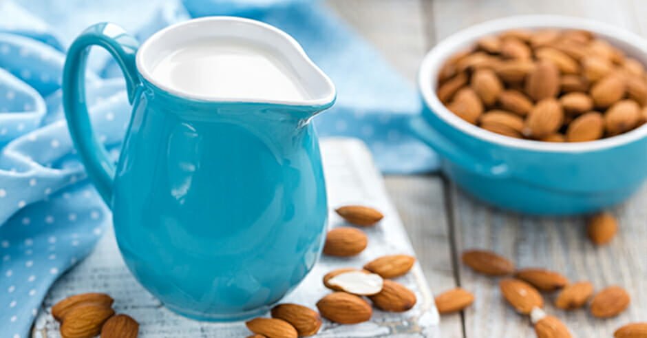 طرز تهیه شیر بادام خانگی