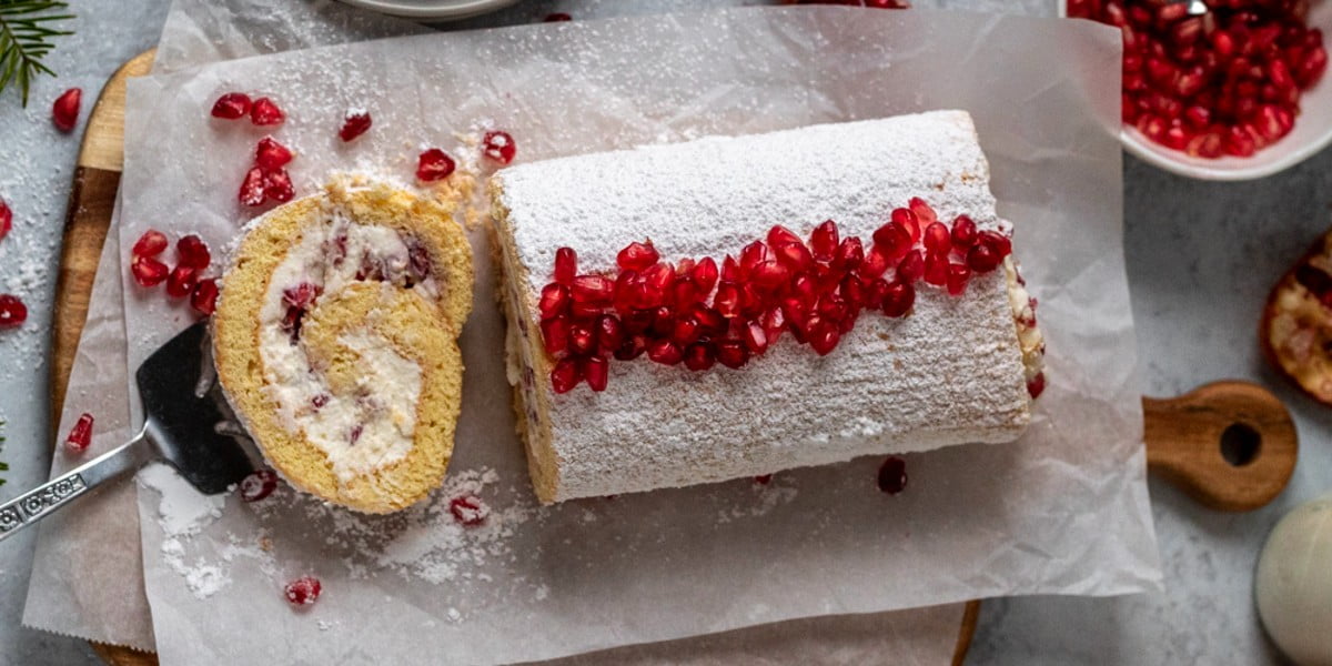 طرز تهیه رولت انار برای شب یلدا