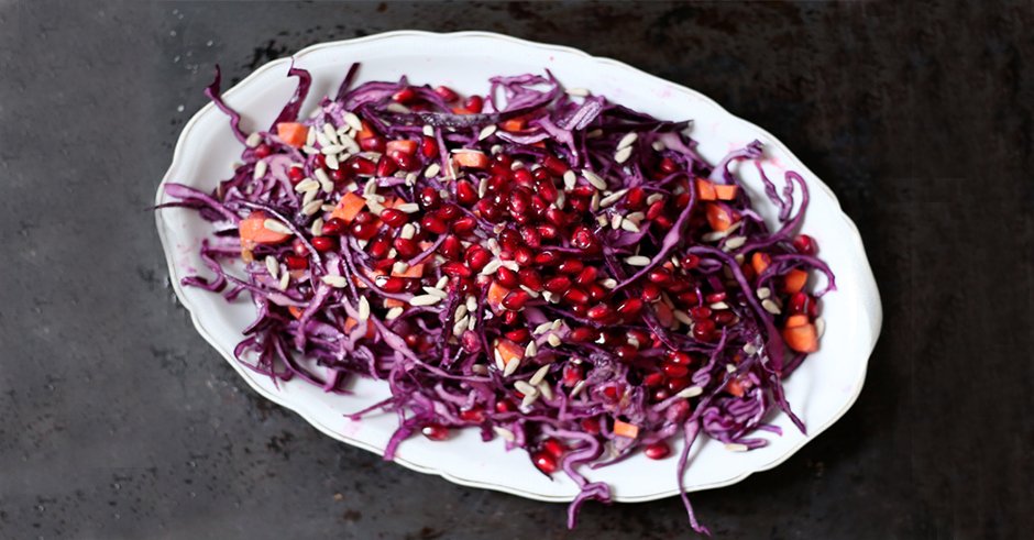 طرز تهیه مرحله به مرحله سالاد انار و کلم مجلسی با سس مخصوص