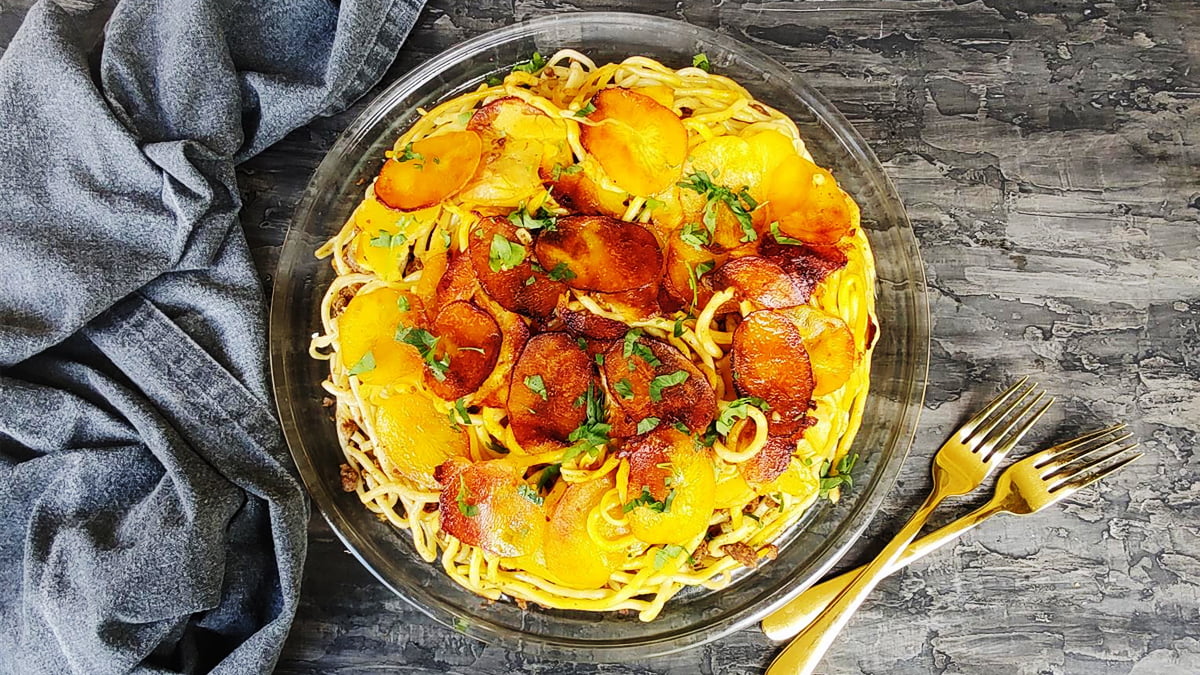 طرز تهیه ماکارونی ایرانی با ته‌دیگ سیب‌زمینی ترد و خوشمزه