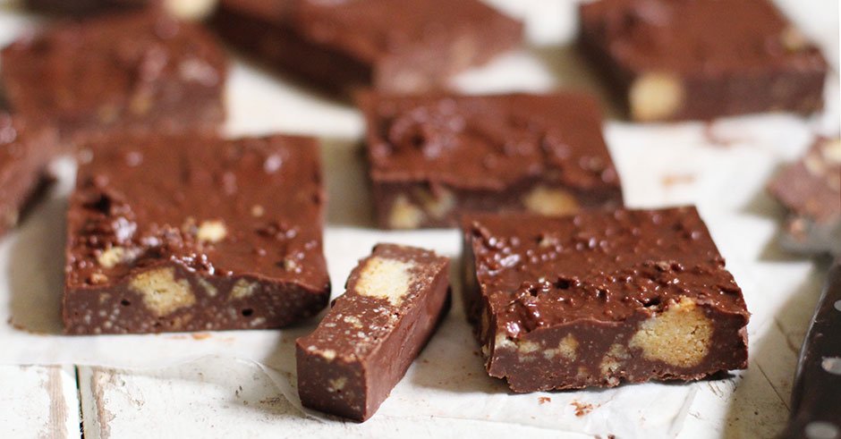 طرز تهیه شکلات تخته ای با بیسکوییت ساده و خوشمزه