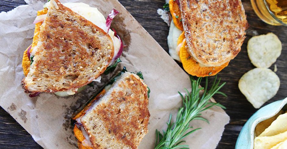 طرز تهیه ساندویچ کلاب گیاهی خوشمزه با گوجه و پنیر