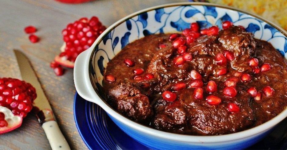 طرز تهیه خورش فسنجان ملس و جا افتاده مجلسی با مرغ