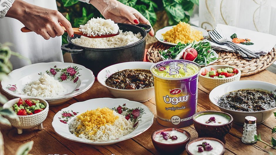 طرز تهیه قرمه سبزی مجلسی با دو روش؛ با گوشت و با پنیر کبابی