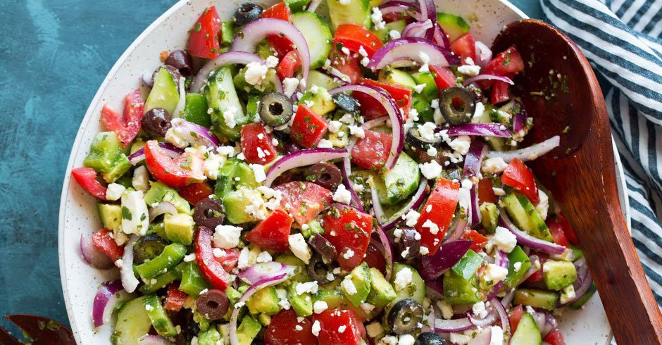 طرز تهیه سالاد یونانی با سس مخصوص