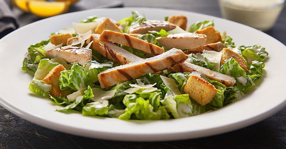 طرز تهیه سالاد سزار با پارمای مرغ در کوتاه‌ترین زمان