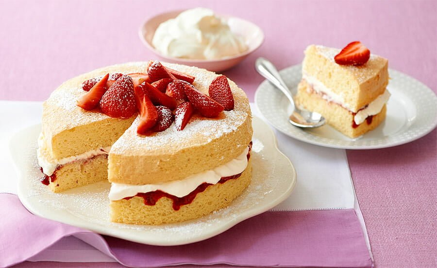 طرز تهیه کیک اسفنجی با خامه سولیانو