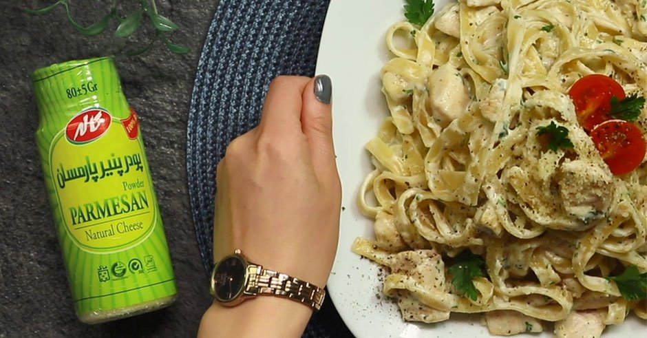 طرز تهیه چیکن آلفردو با پنیر پارمسان همراه ویدیو