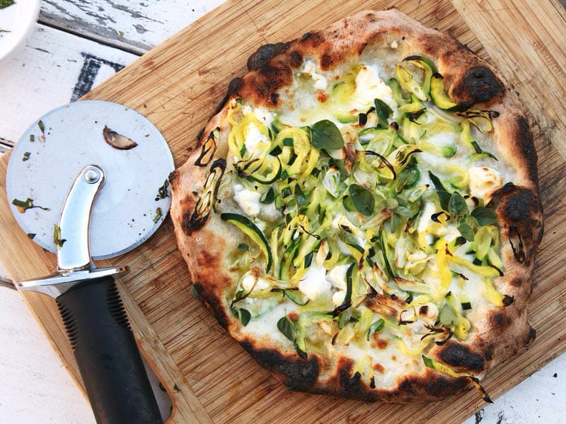 طرز تهیه پیتزا با کدو سبز و چند نوع پنیر