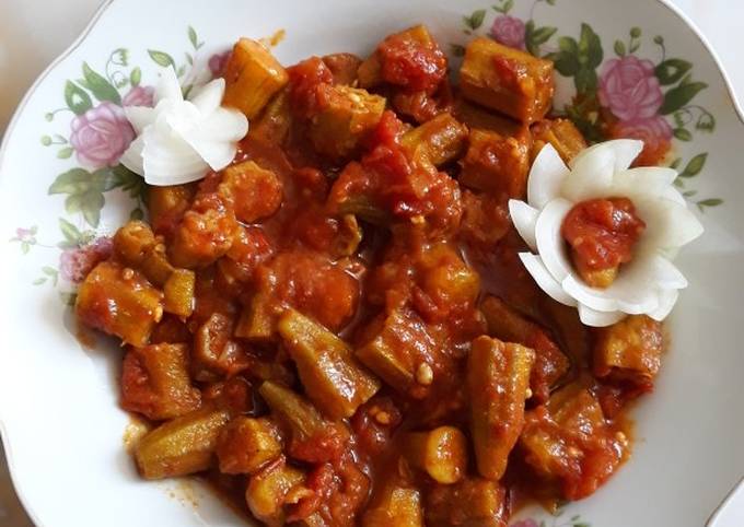 خوراک گوجه و بامیه