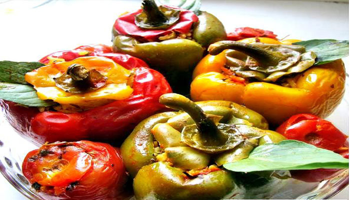 فلفل دلمه‌ای شکم ‌پر با برنج و نخود فرنگی