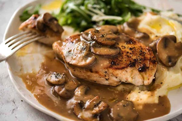 مرغ سرخ کرده با سس قارچ
