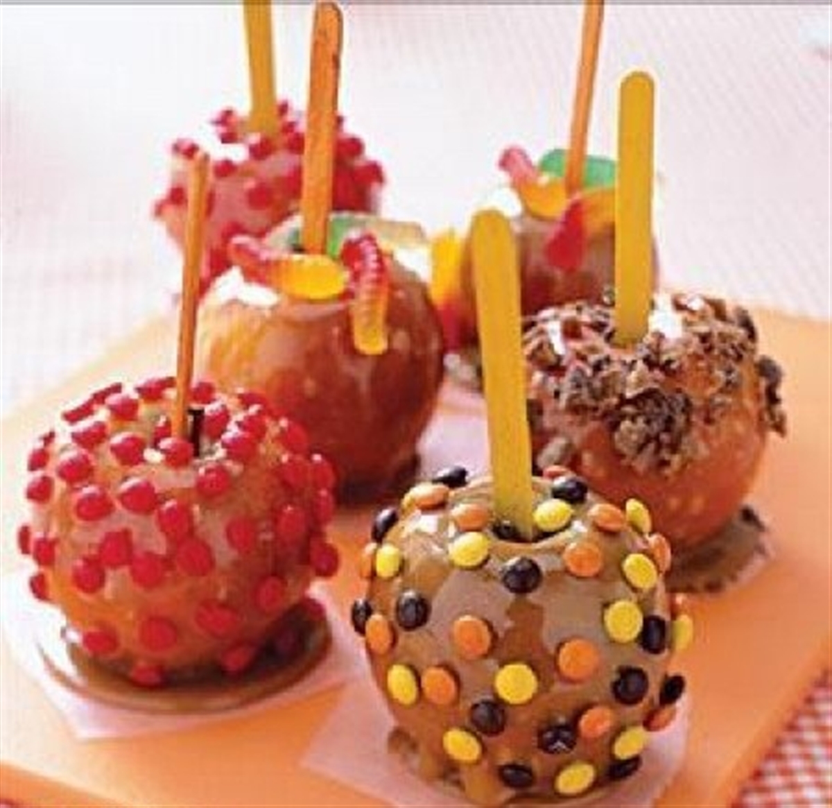 سیب کارامل شکلاتی با پاستیل و اسمارتیز