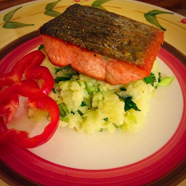 ماهی سالمون برشته با سالاد سیب زمینی