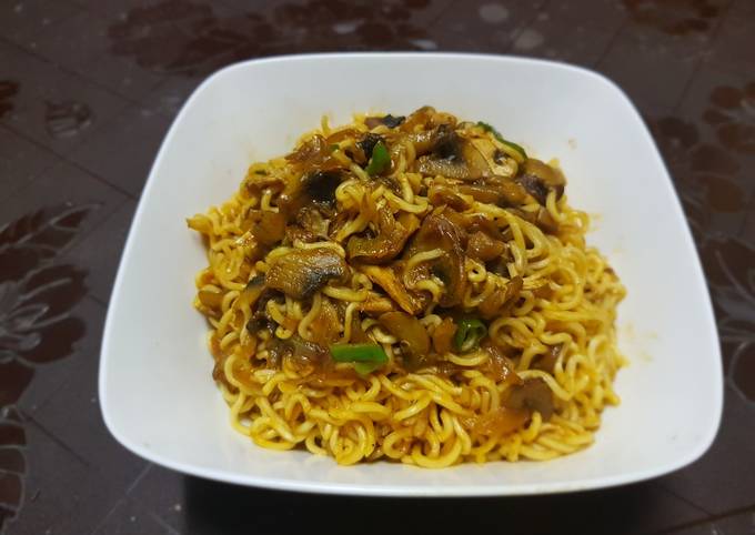 نودل قارچ و مرغ