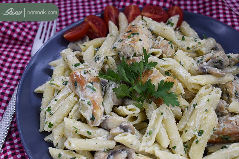 پاستا با مرغ و سس آلفردو