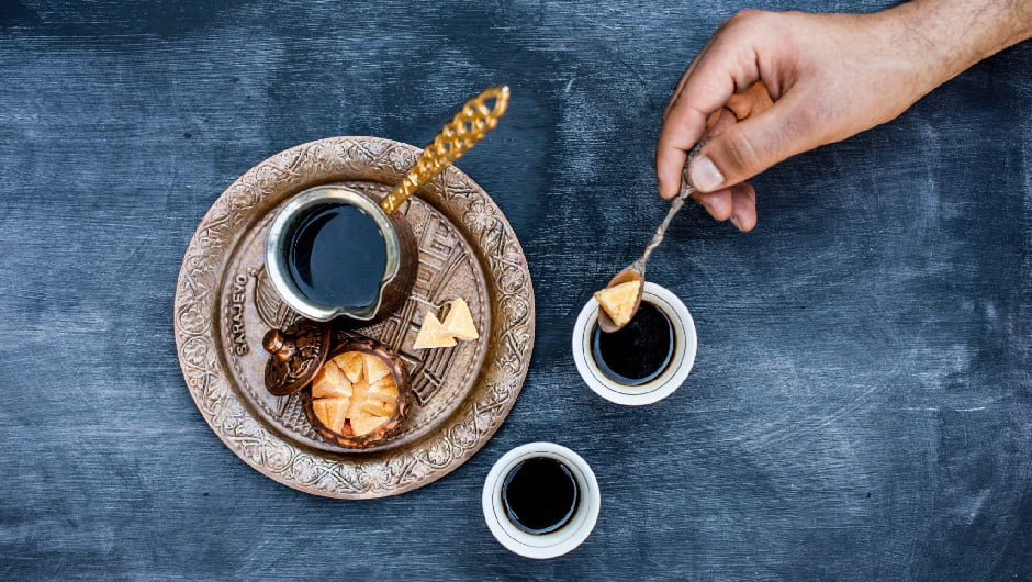 قهوه ترک قهوه‌ای پر از قصه و داستان